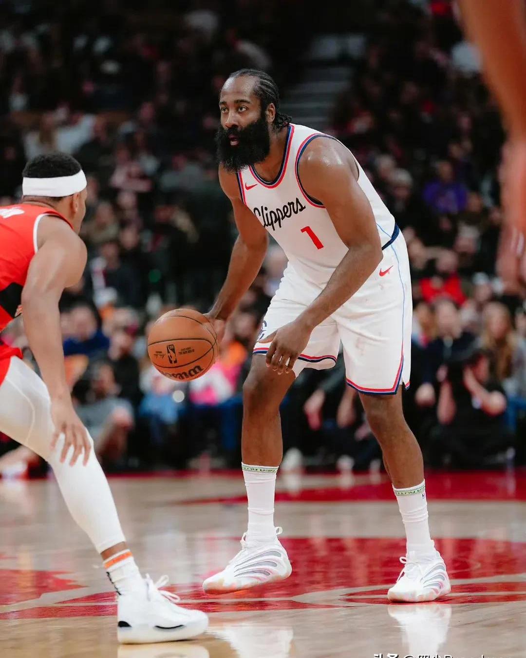 PG-包含领先优势明显首场状态出色，湖人观众沸腾！，哈登重返赛场气势如虹延续的词条