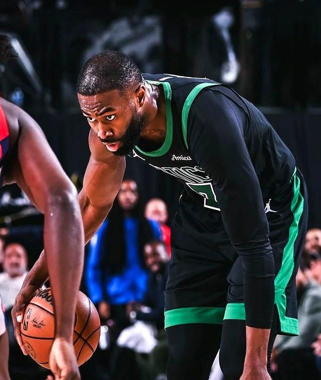 PG游戏-塔图姆回归赛场，战术调整首场状态亮眼，巴塞罗那观众沸腾！的简单介绍